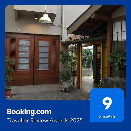 De Riau Guesthouse Бандунг Экстерьер фото