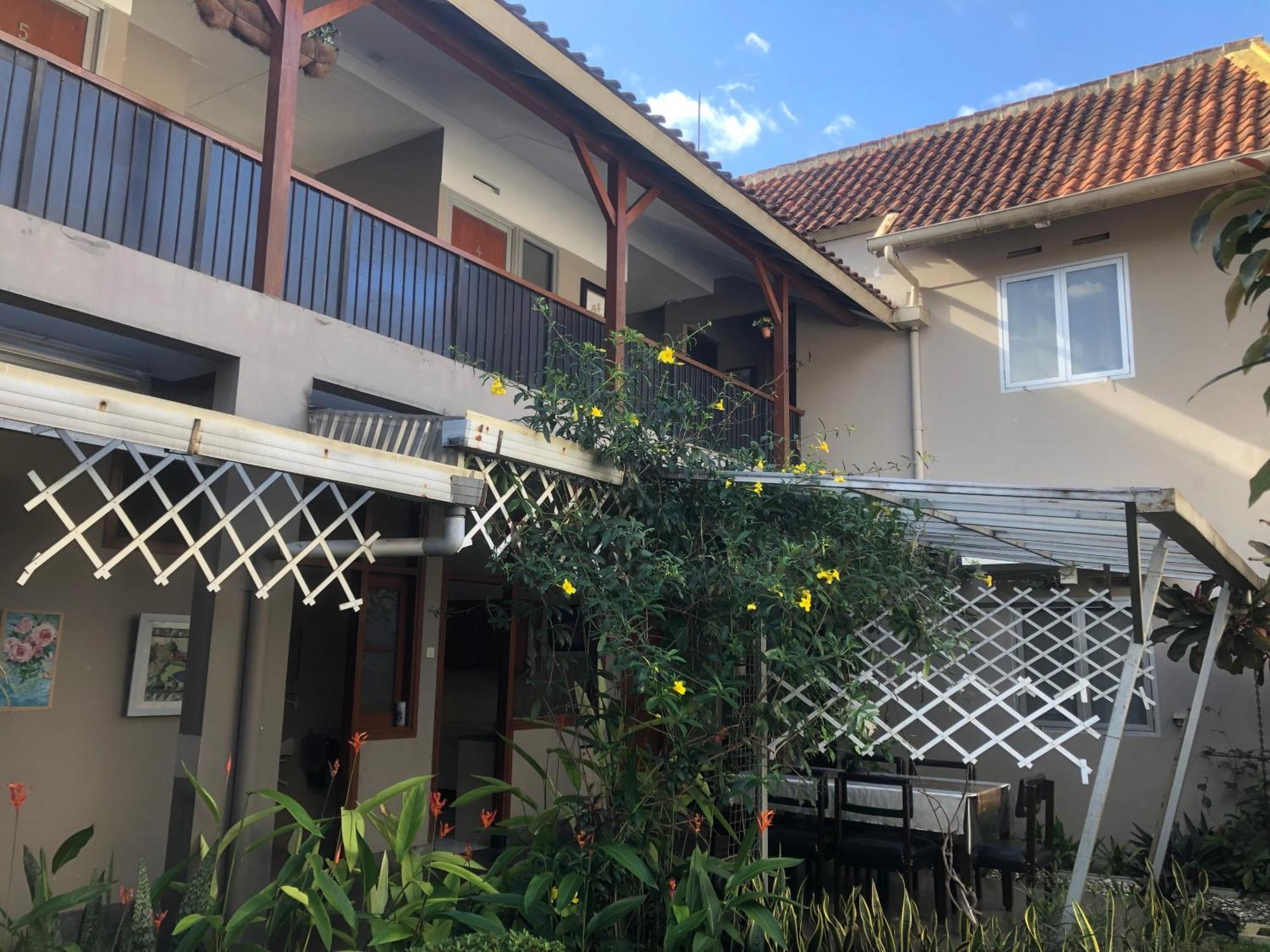 De Riau Guesthouse Бандунг Экстерьер фото
