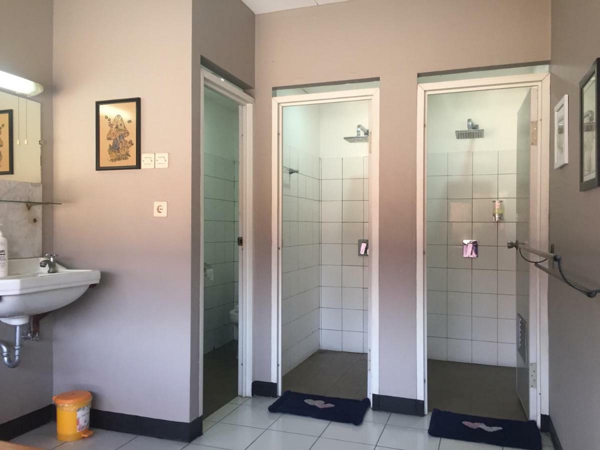 De Riau Guesthouse Бандунг Экстерьер фото